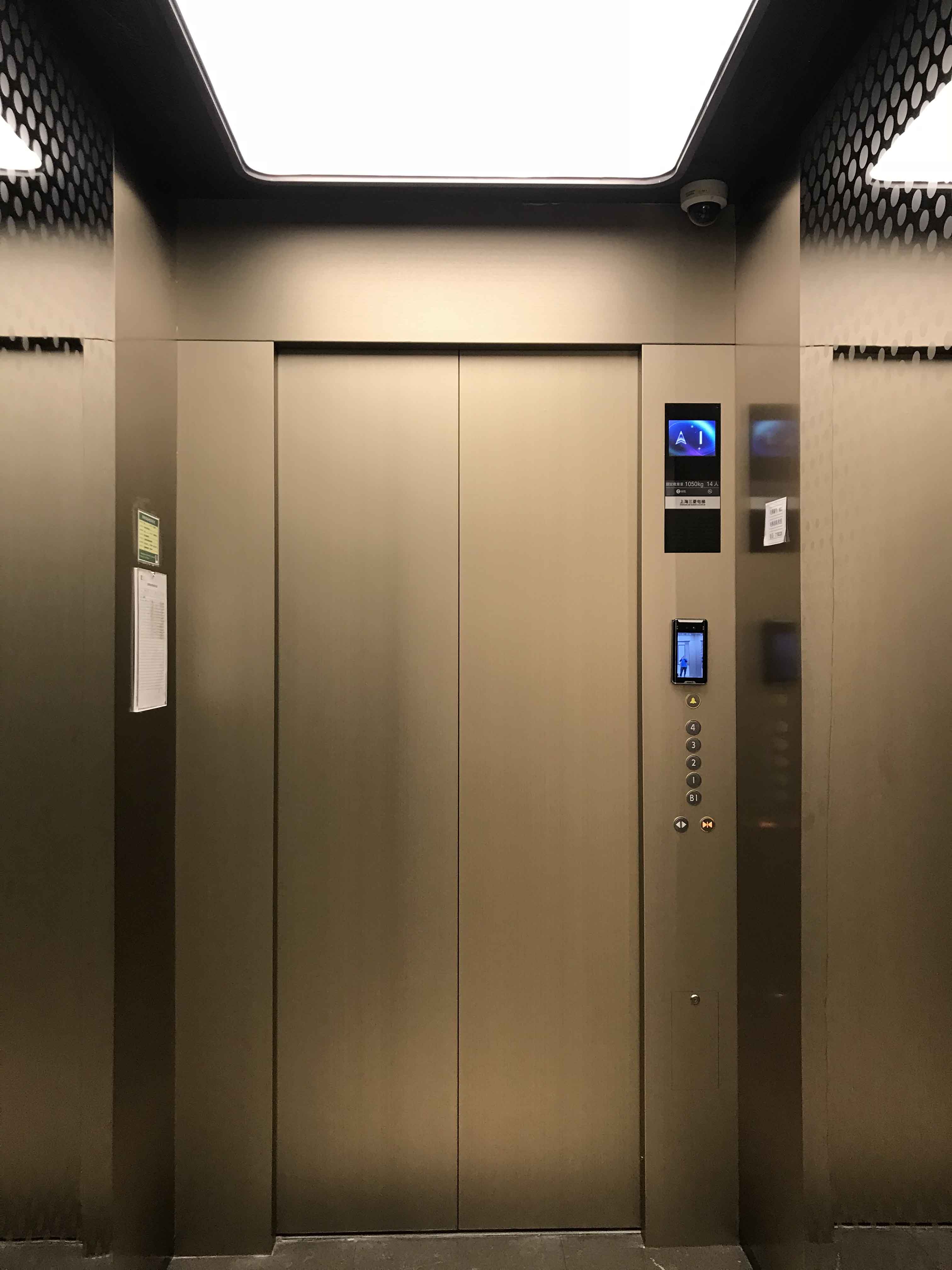 金灣華發(fā)商都電梯裝飾膜施工案例